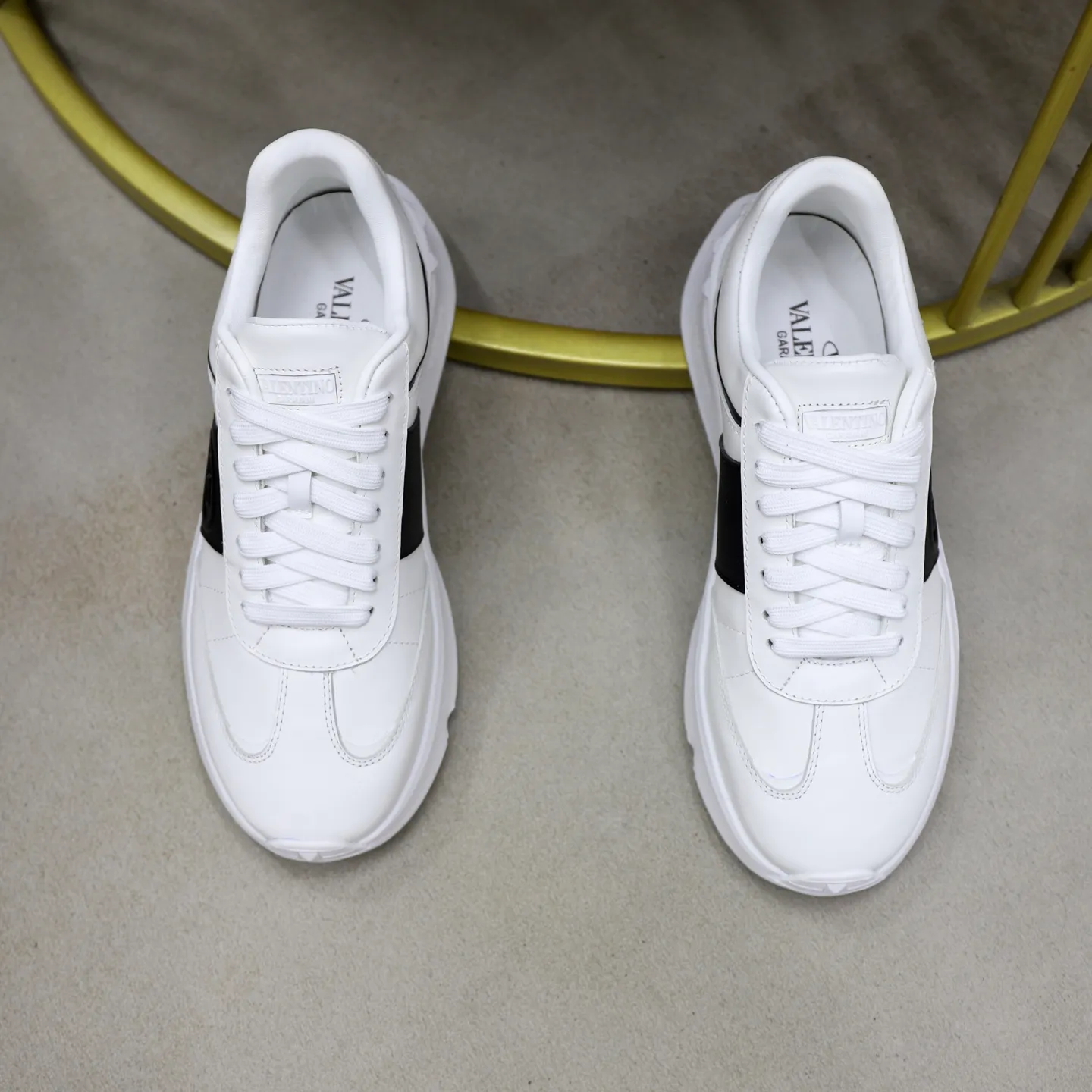 Ex-factory price: 440💰VALENTINO/Valentino Men's latest low-top thick-soled sports shoes are shipped. Made with heavy industry, men's fine casual sports shoes, versatile style. Original leather, rubber lines embellished with geometric segmented uppers, hand-sewn with precision, novel and fashionable style, rubber soles with rivet details on the front and back, VALENTINO GARAVANI LOGO printed on the side, and Valentino Garavani decorative inlay on the tongue. Logo, comfortable, breathable and durable on the feet! Comes with full original packaging! Code number: 38-39-40-41-42-43-44 (45 can be customized)